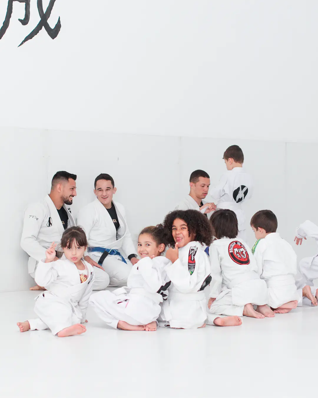 Turma infantil de Jiu-Jitsu reunida no tatame da Keisei