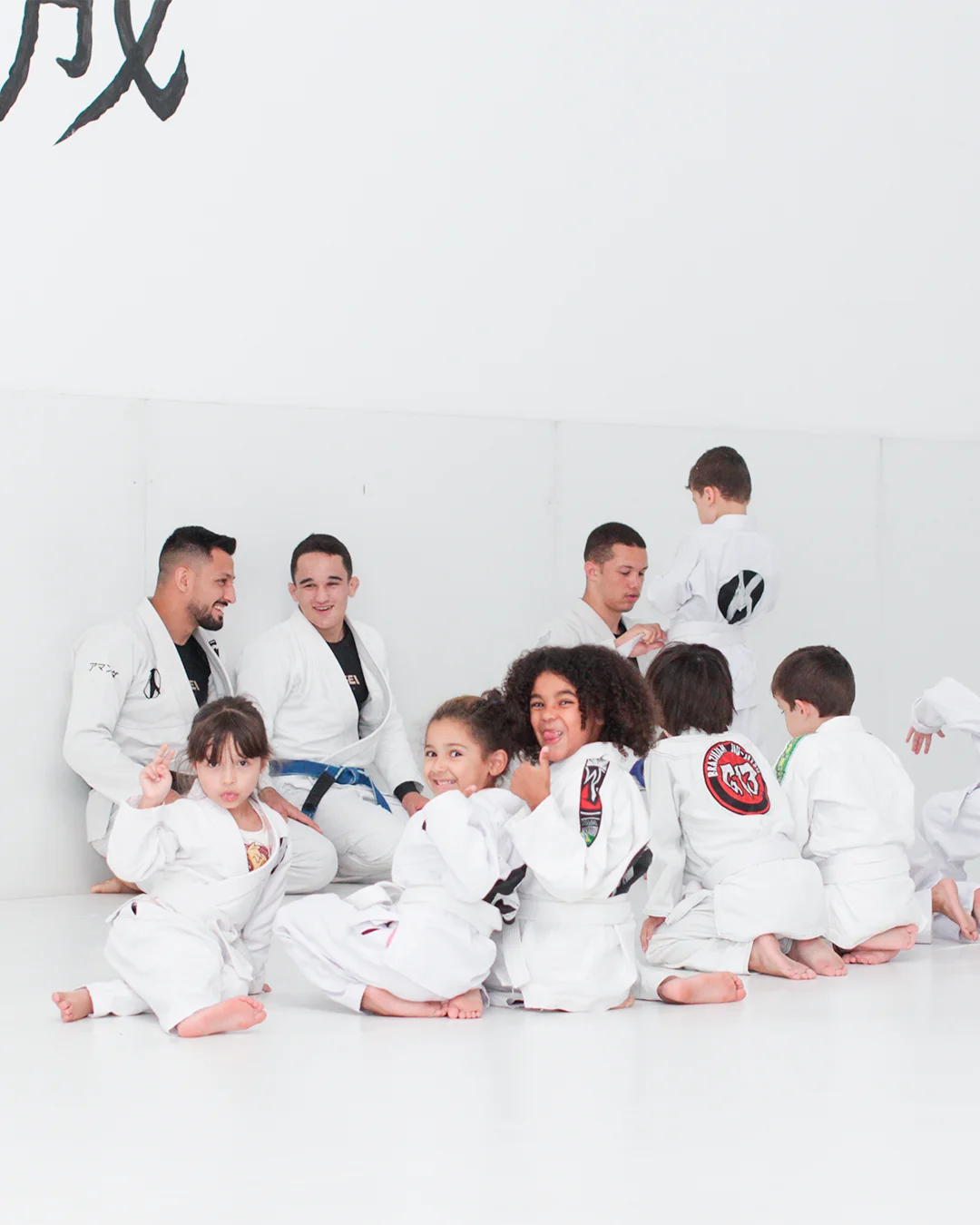 Turma infantil de Jiu-Jitsu reunida no tatame da Keisei